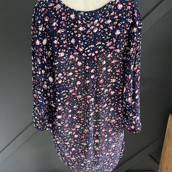 Wayf HiLo Blouse - Picture 3 of 3